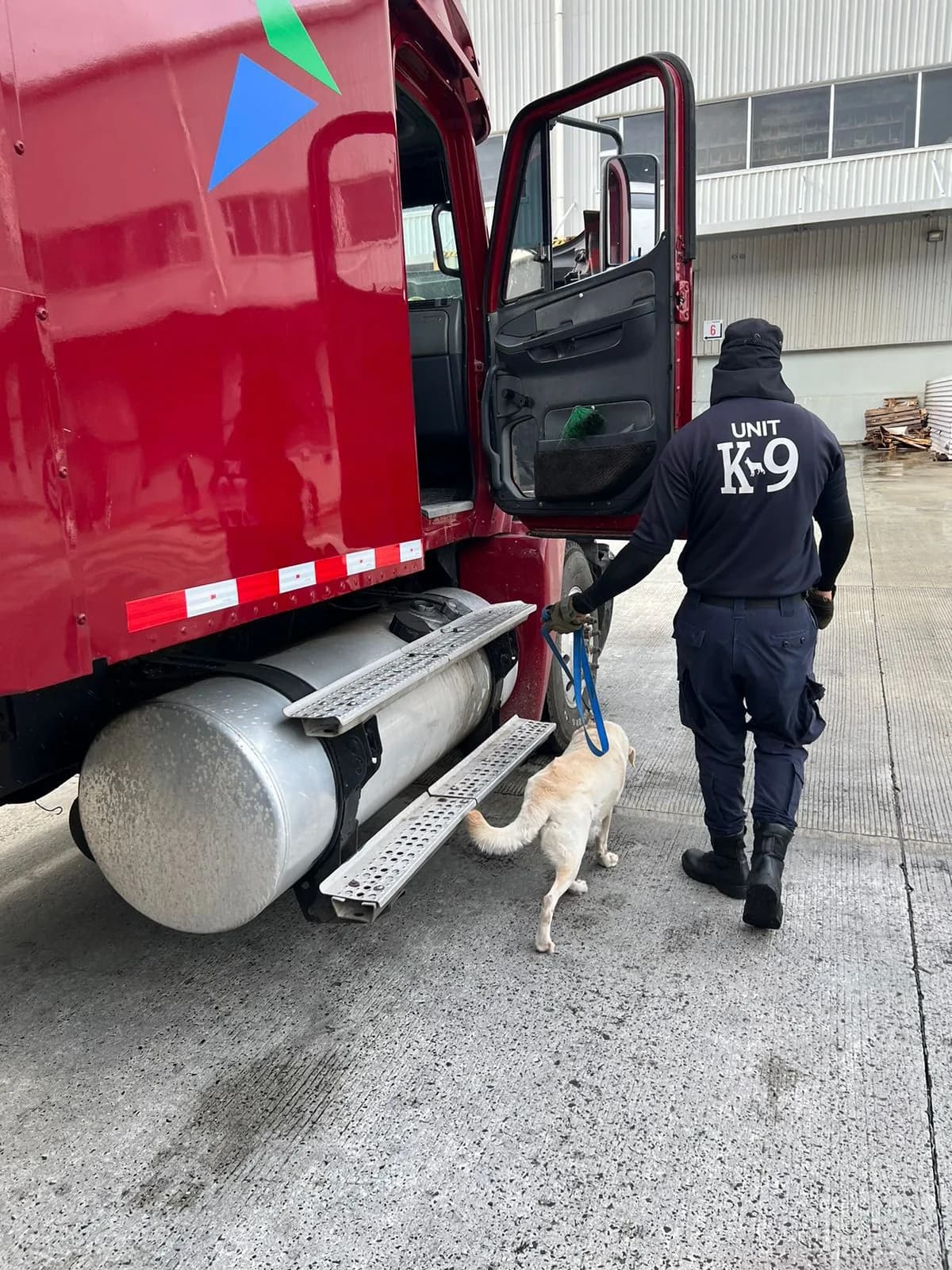 Unidad K9 inspeccionando camión de carga